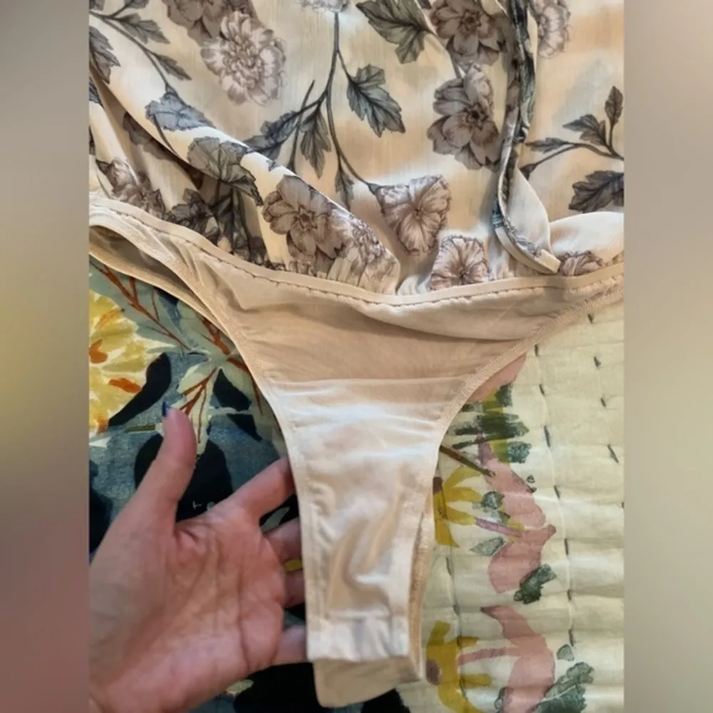 ASTR THE LABEL S Willow Floral Print Crossover Bodysuit - Image 11