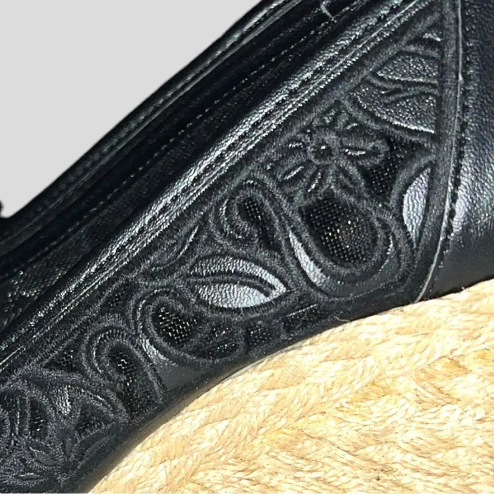 Kelly& Katie black lace overlay wedge sandals! - Image 6