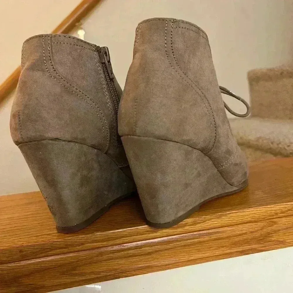 Women’s Universal Thread Bessie Micro-Suede Wedge Booties Size 8.5 - Image 5