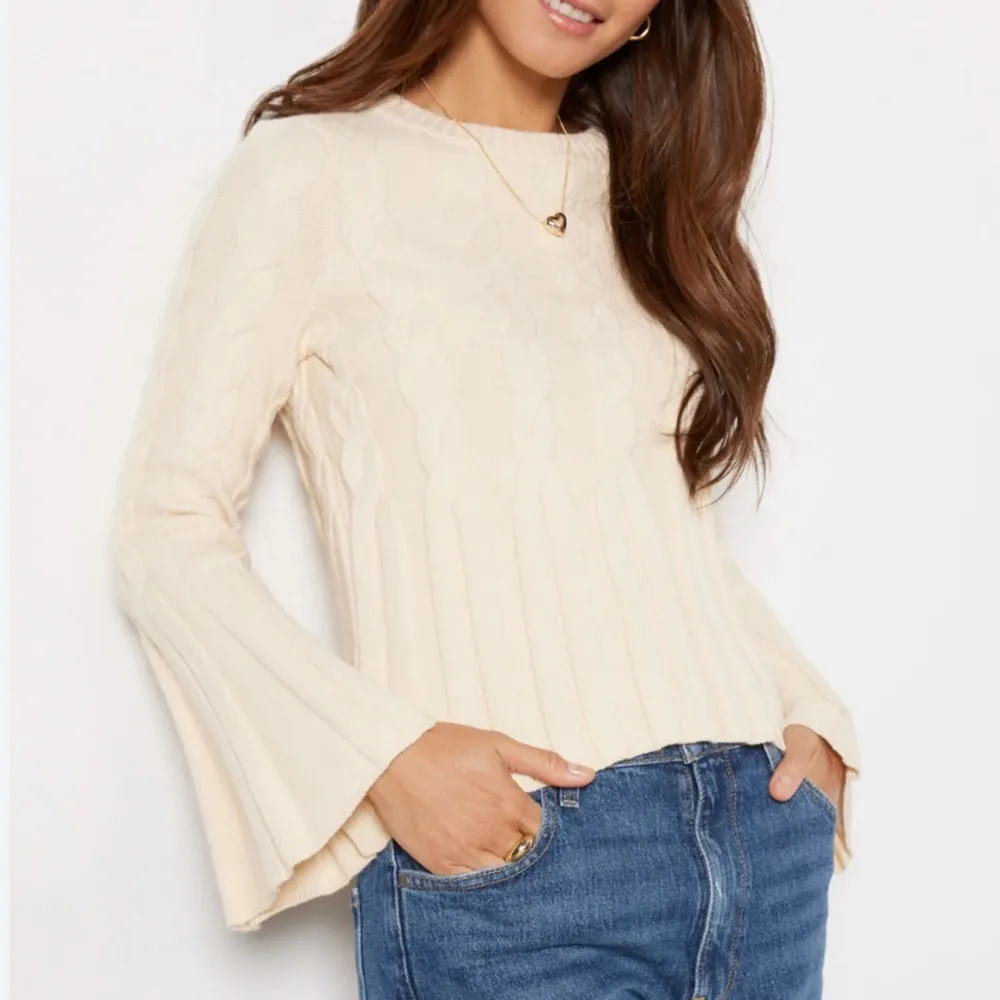 Evereve  McKinnon Bell Sleeve Pullover Cable Knit Sweater In Cream Ivory - Image 3