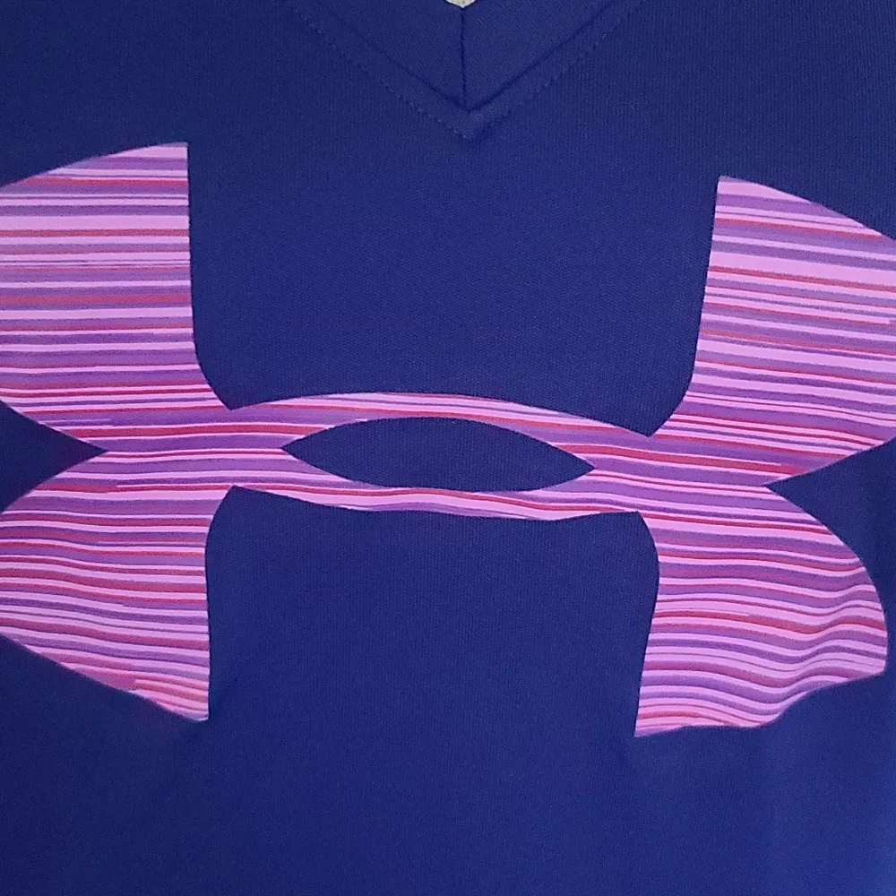 Under Armour  semi-fitted tee size medium - Image 2