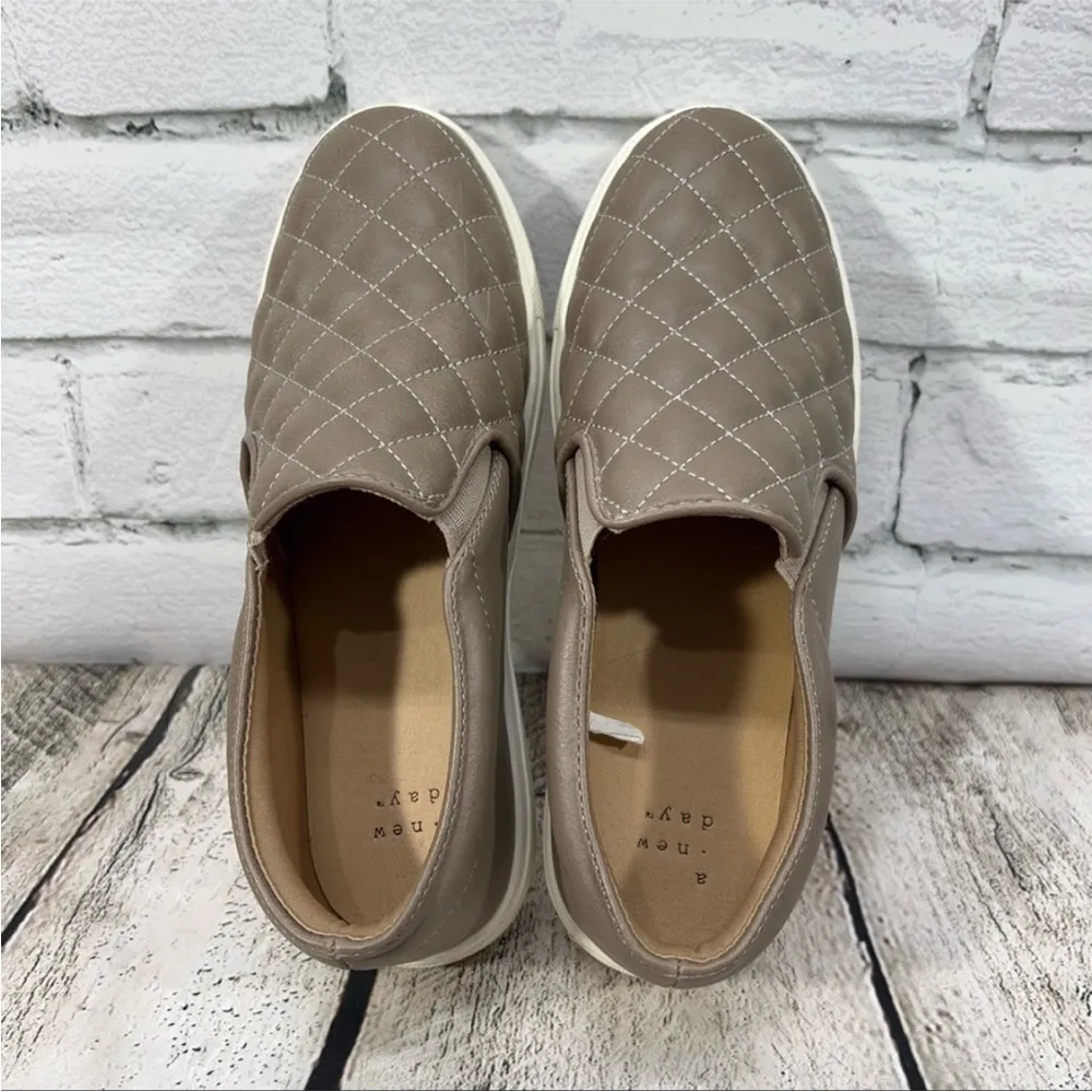 A New Day Women's Quilted Sneakers Size 6 Like New - Image 4