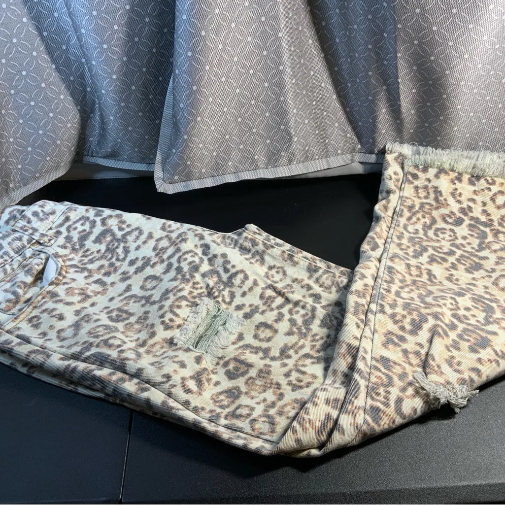 Style Rack  Leopard Print Jeans Button Fly Size  Medium Raw Hem - Image 3
