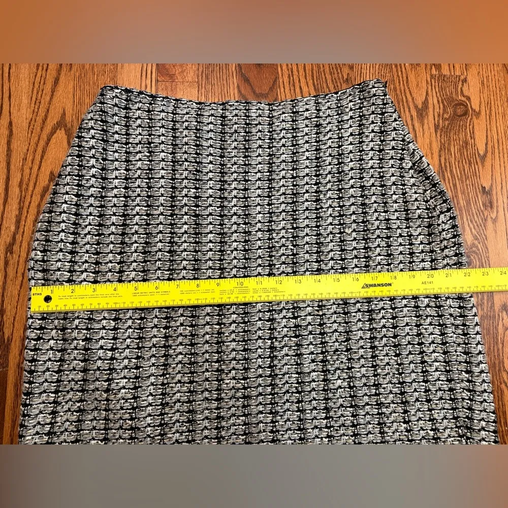 St. John Windsor Knit Pencil Skirt Hematite Multicolor
Size: 14 - Image 10