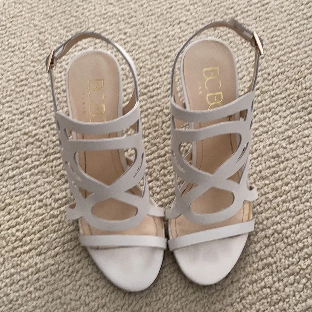 BCBG Paris White Leather Cutout High Heel Shoes Abstract Straps Size 8 Like New - Image 2