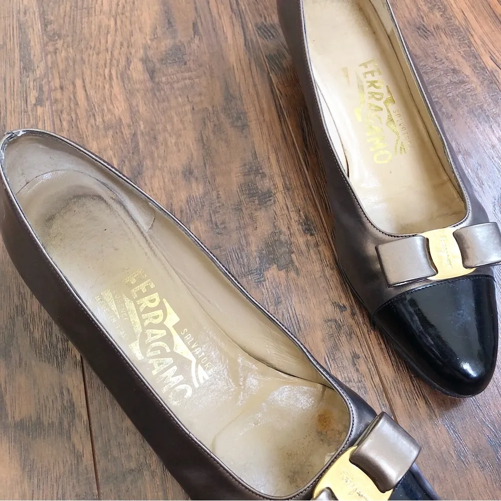 Ferragamo • vintage wedge shoes bronze black leather bow detail - Image 5