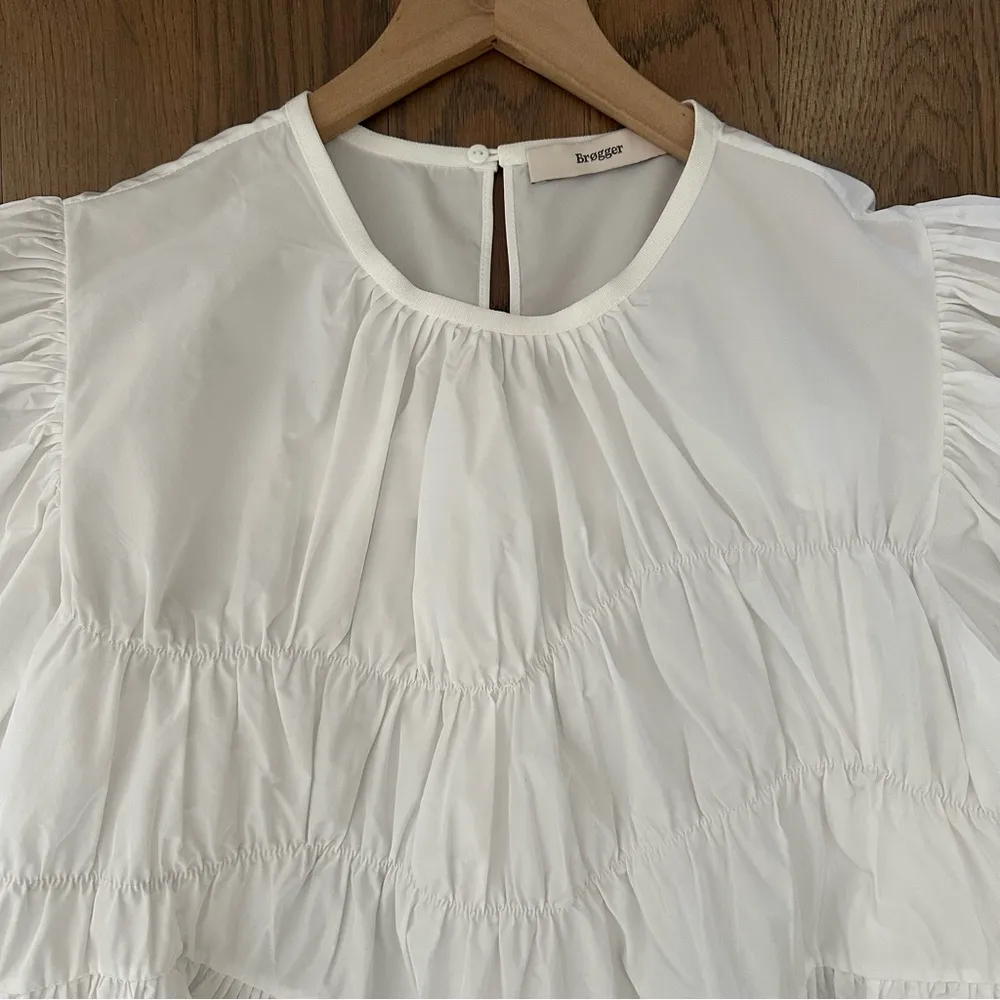 Brogger Round Neck Puff Sleeve Tiered Oversized Taffeta Blouse in White Large - Image 3