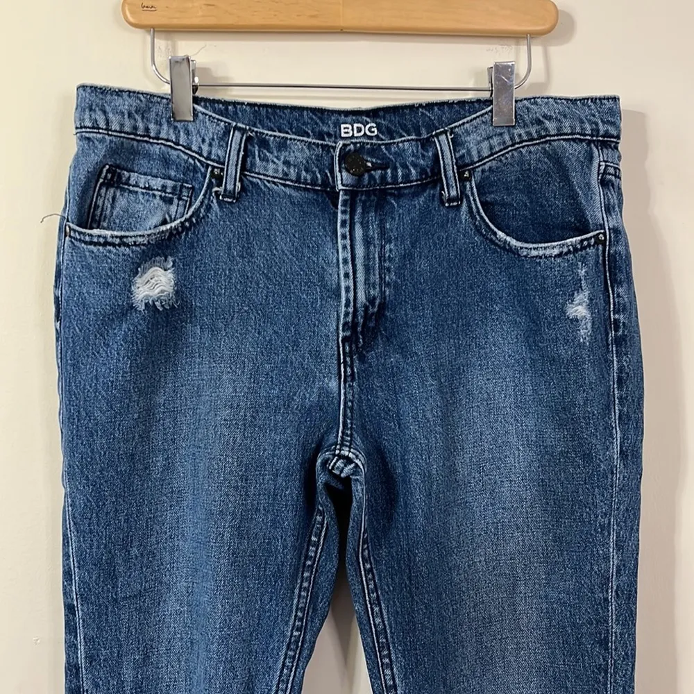 BDG Urban Outfitters Slim Boyfriend Distressed Medium Wash Jeans Size 30 - Image 2