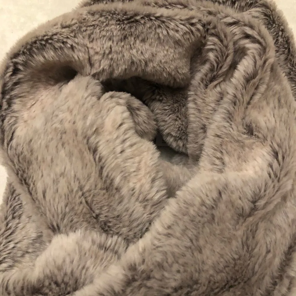 West Loop Women’s Gray Faux Fur Scarf - Image 2