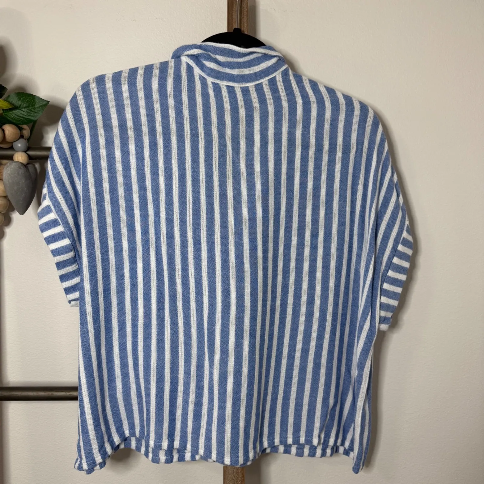Evereve Blue White Stripe Button Up Short Sleeve Shirt Top Womens Size Small - Image 5