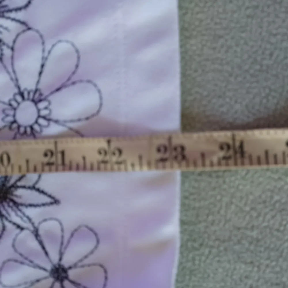 Drapers and Damons Women’s Button Front embroidered flowers top Sz Petit White - Image 6