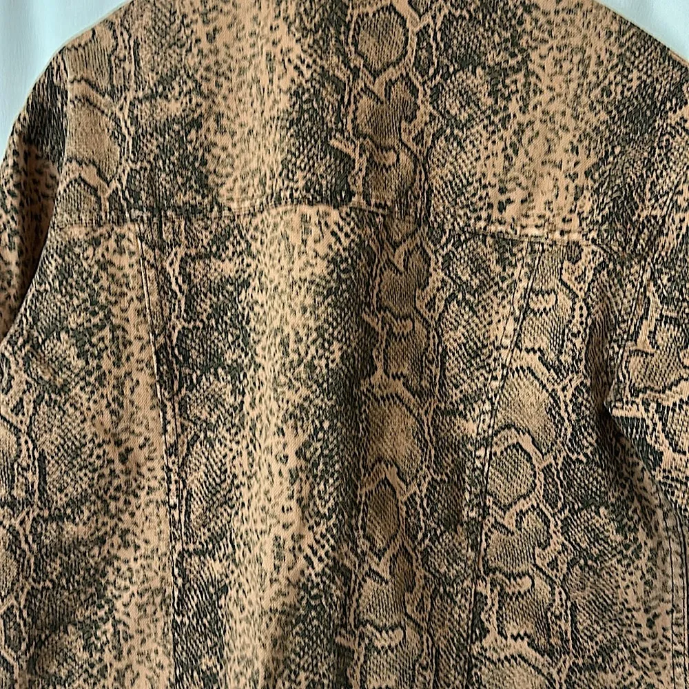 Free People Light Brown Snakeskin Pattern Denim Jean Jacket Coat **Size S**🌸🌸 - Image 4