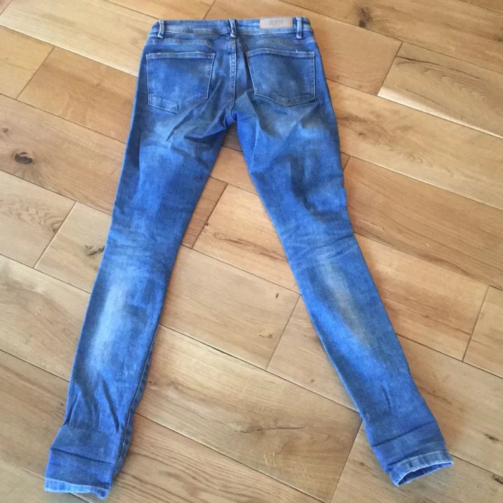 ZARA LIKE NEW  distressed jeans size 2 - Image 4