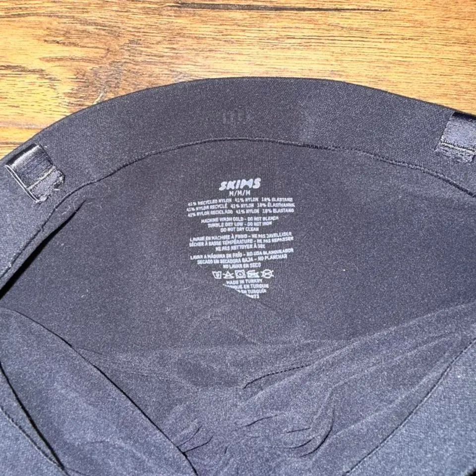 NWOT Skims Strapless Thong Bodysuit Size Medium Black - Image 2