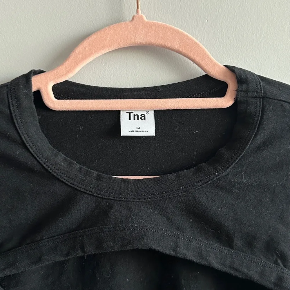 aritzia black long sleeve cut out crop top - Image 2