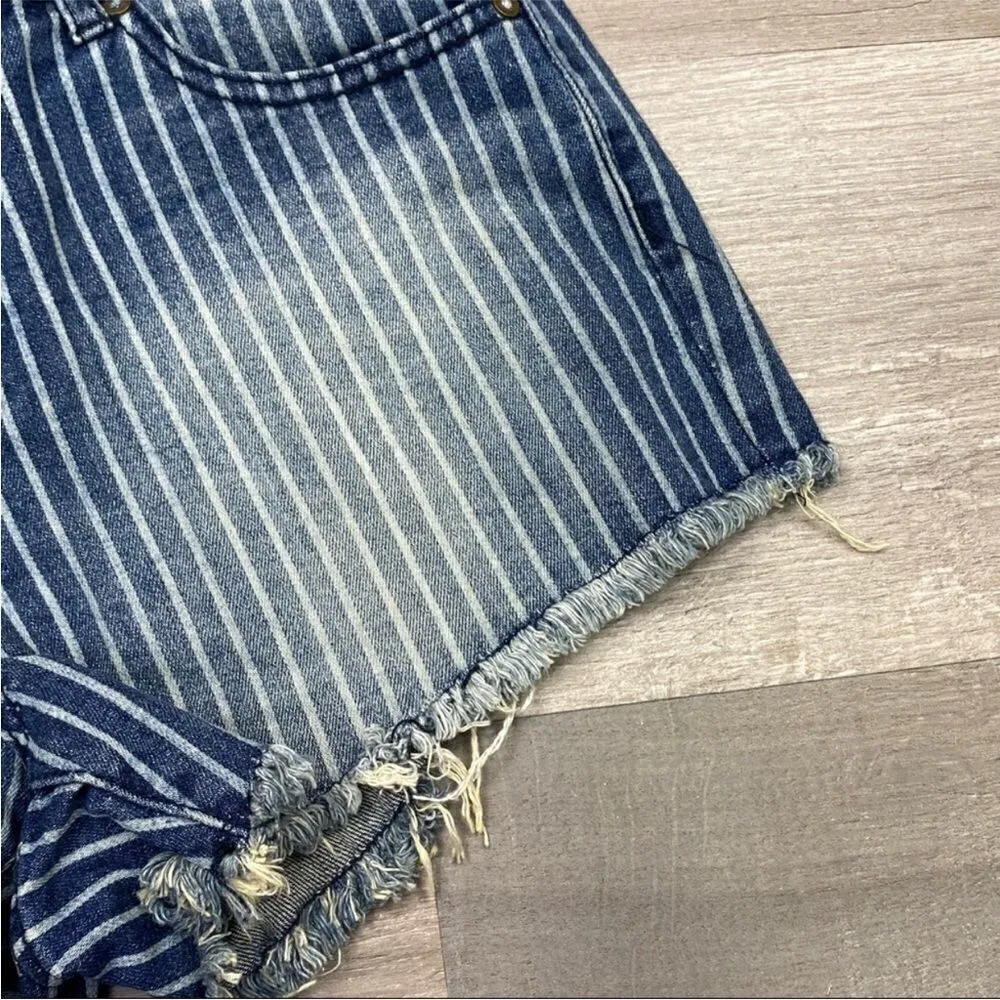 Freestyle Revolution Pinstriped Raw Hem High Rise Jean Shorts‎ Juniors 7 - Image 4