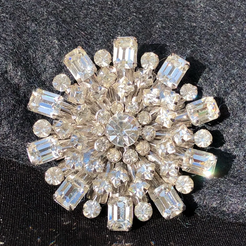 Gorgeous Bejeweled Sparkling Brooch - Image 5