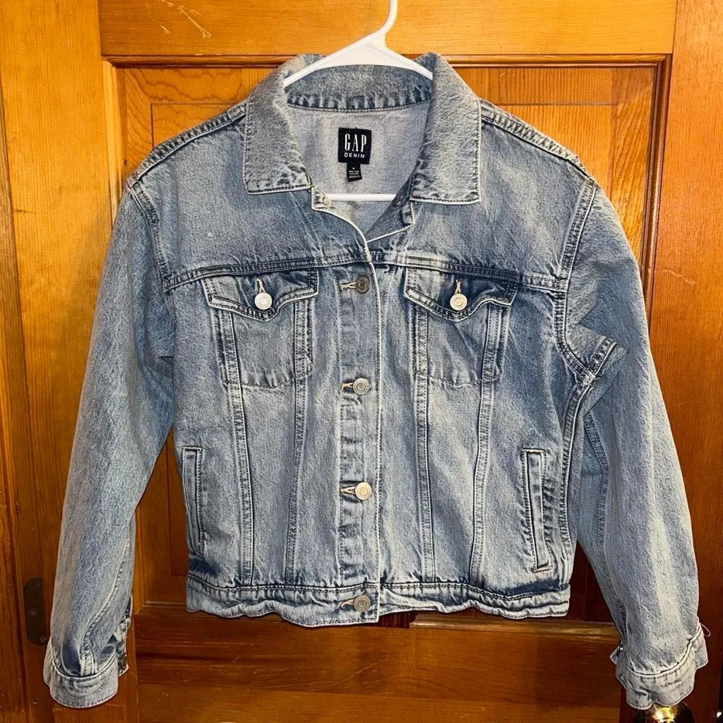 NWOT GAP Women's Light Blue Jean Jacket Medium - Image 2