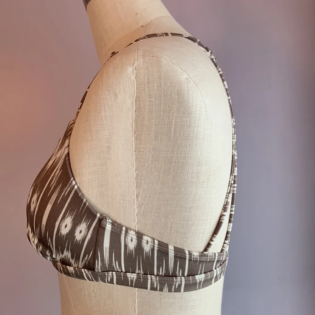 Athleta taupe and white tribal Ikat print molded cups bikini top crisscross - Image 5