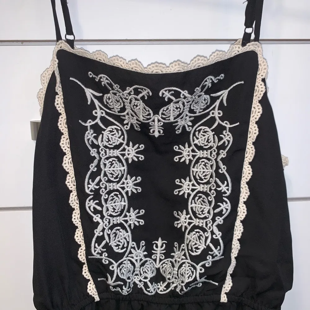 Romeo + Juliet black & white embroidered romper - Image 4