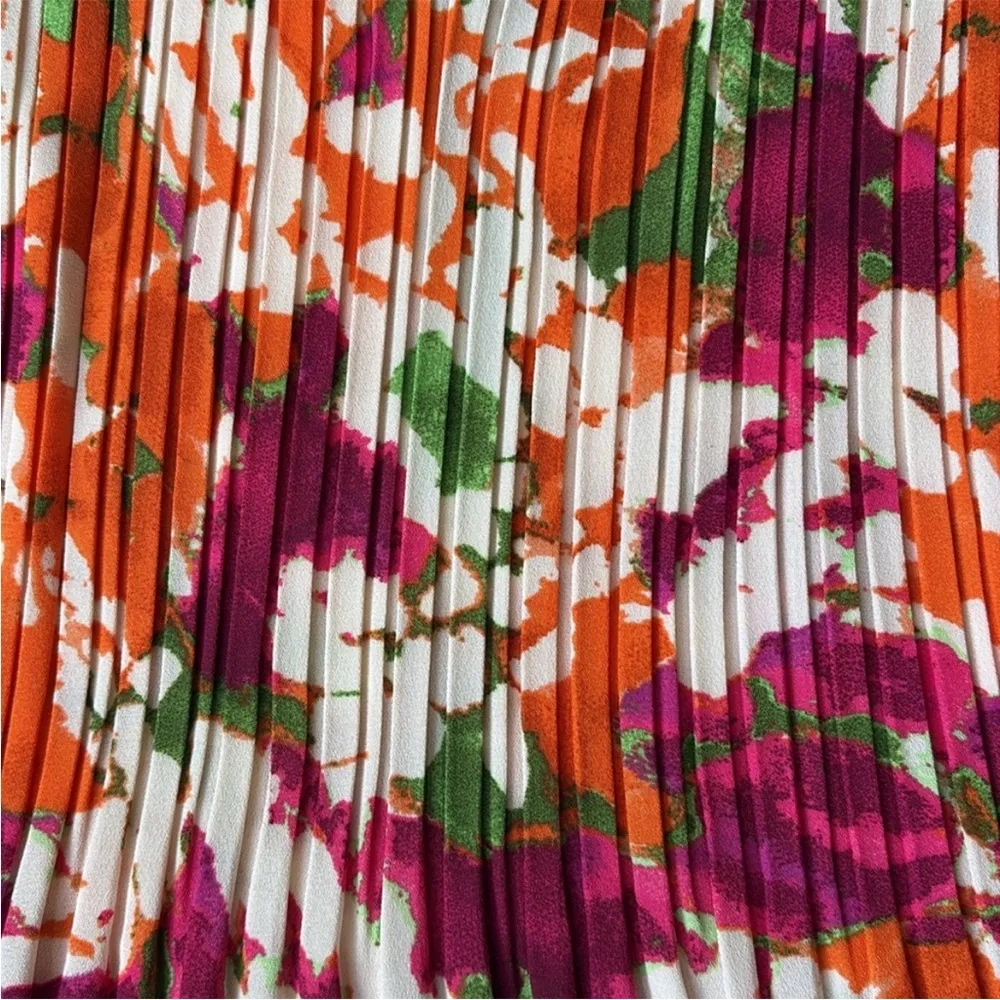 Like New Sunny Leigh Pleated Bell Sleeve Top Floral Size Large - Image 8