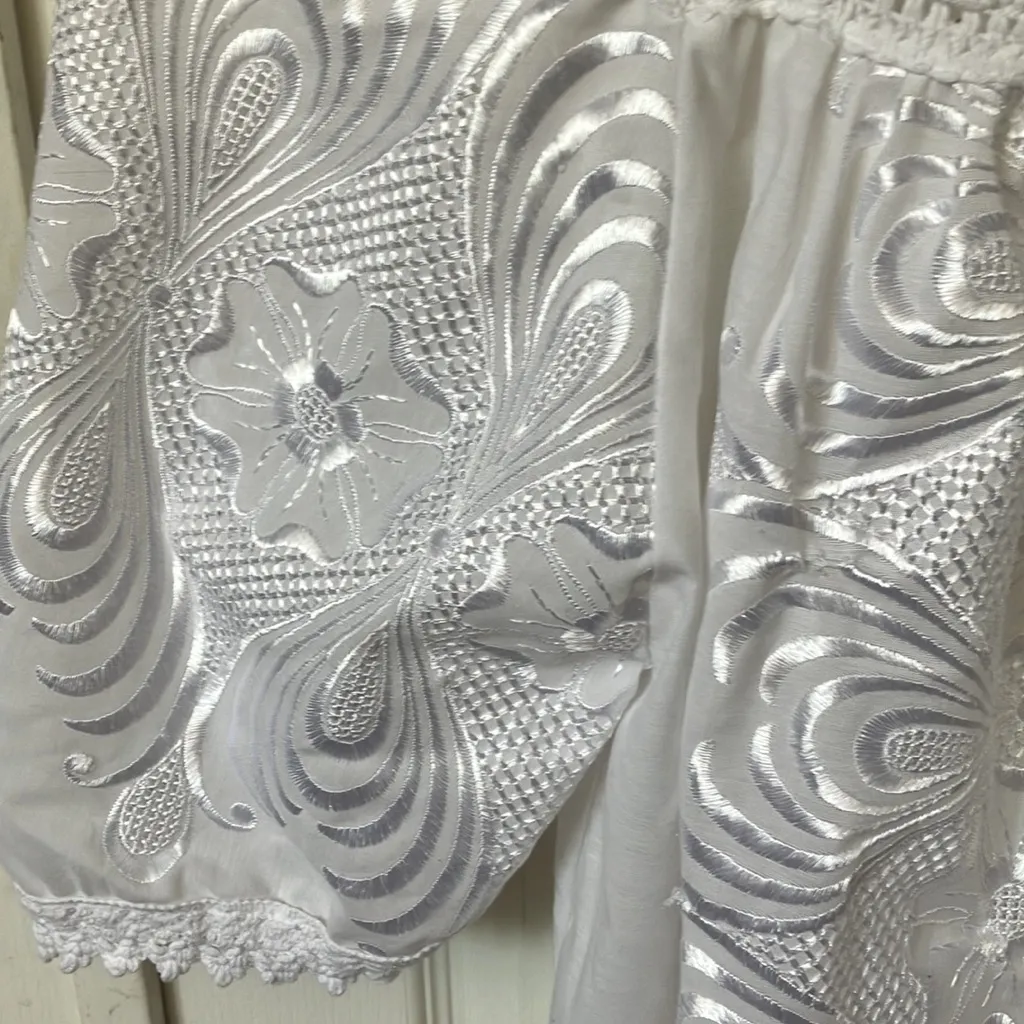 FINAL MARKDOWN Summery tone on tone peasant style top medium White - Image 2