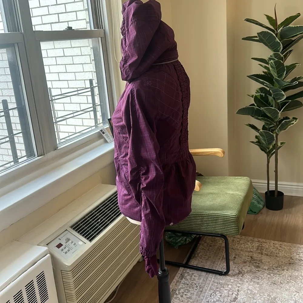 Lululemon Run Hustle Reflective Zip Up Jacket Plum Size 4 - Image 4