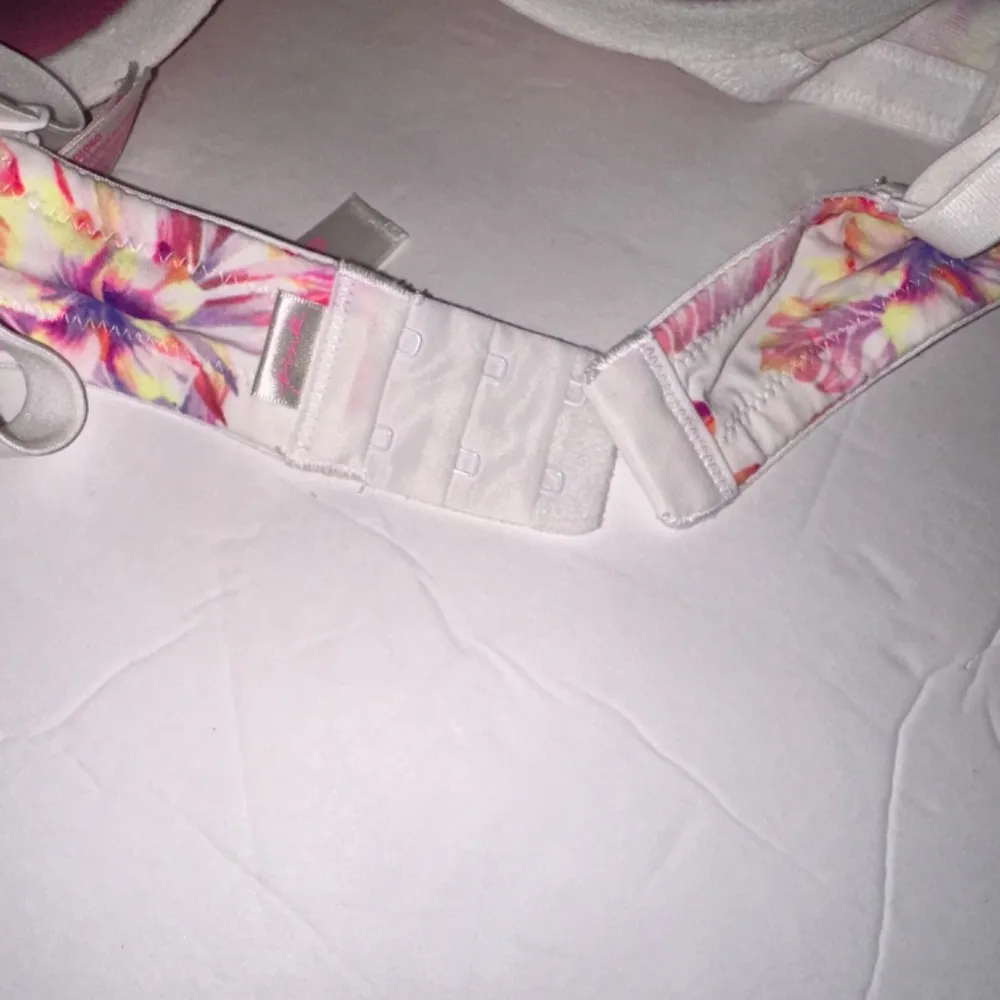 VS pink everywhere wear underwire lightly padded bra white and pink size 36D - Image 5