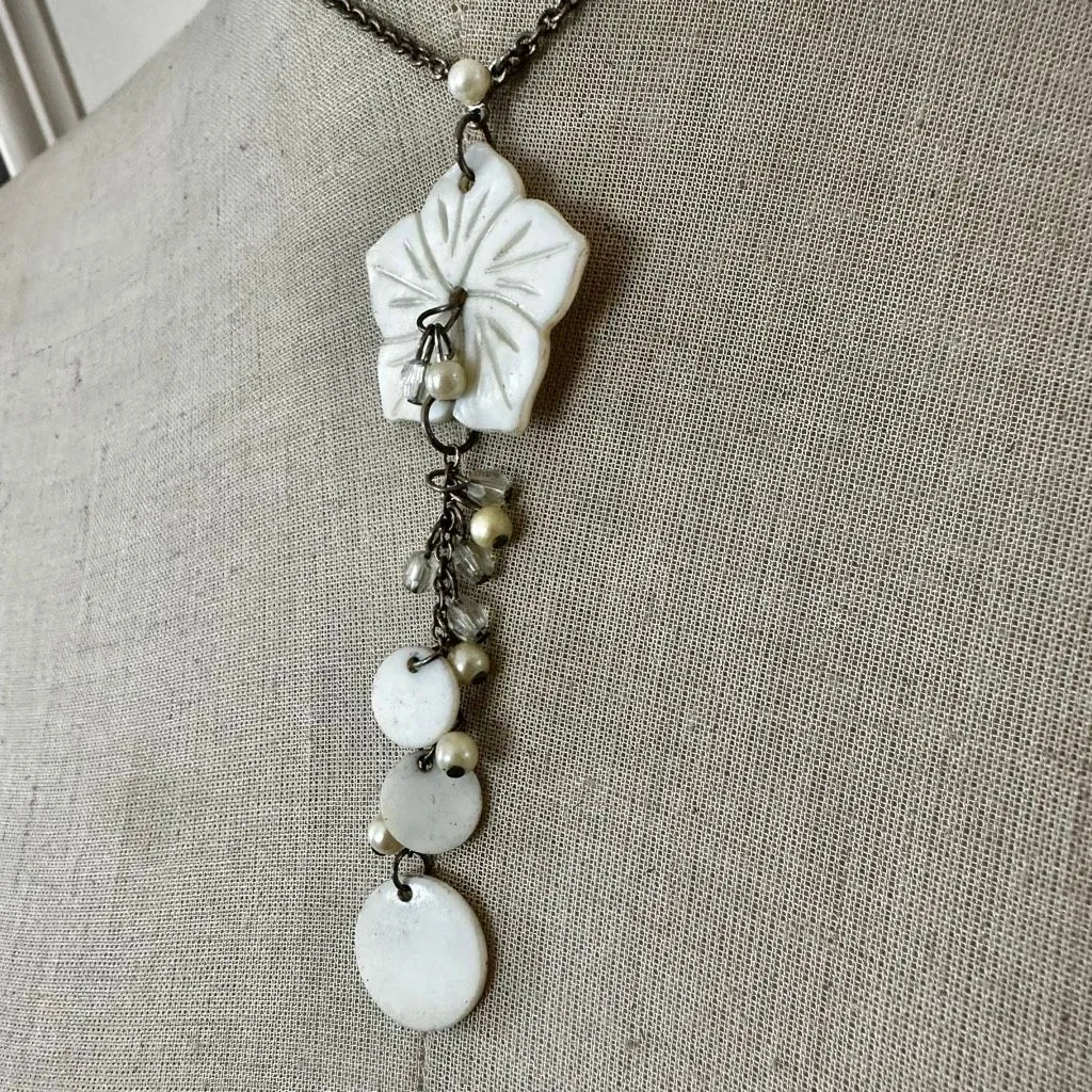 AVON – Vintage White Enamel Flower Y - Image 3