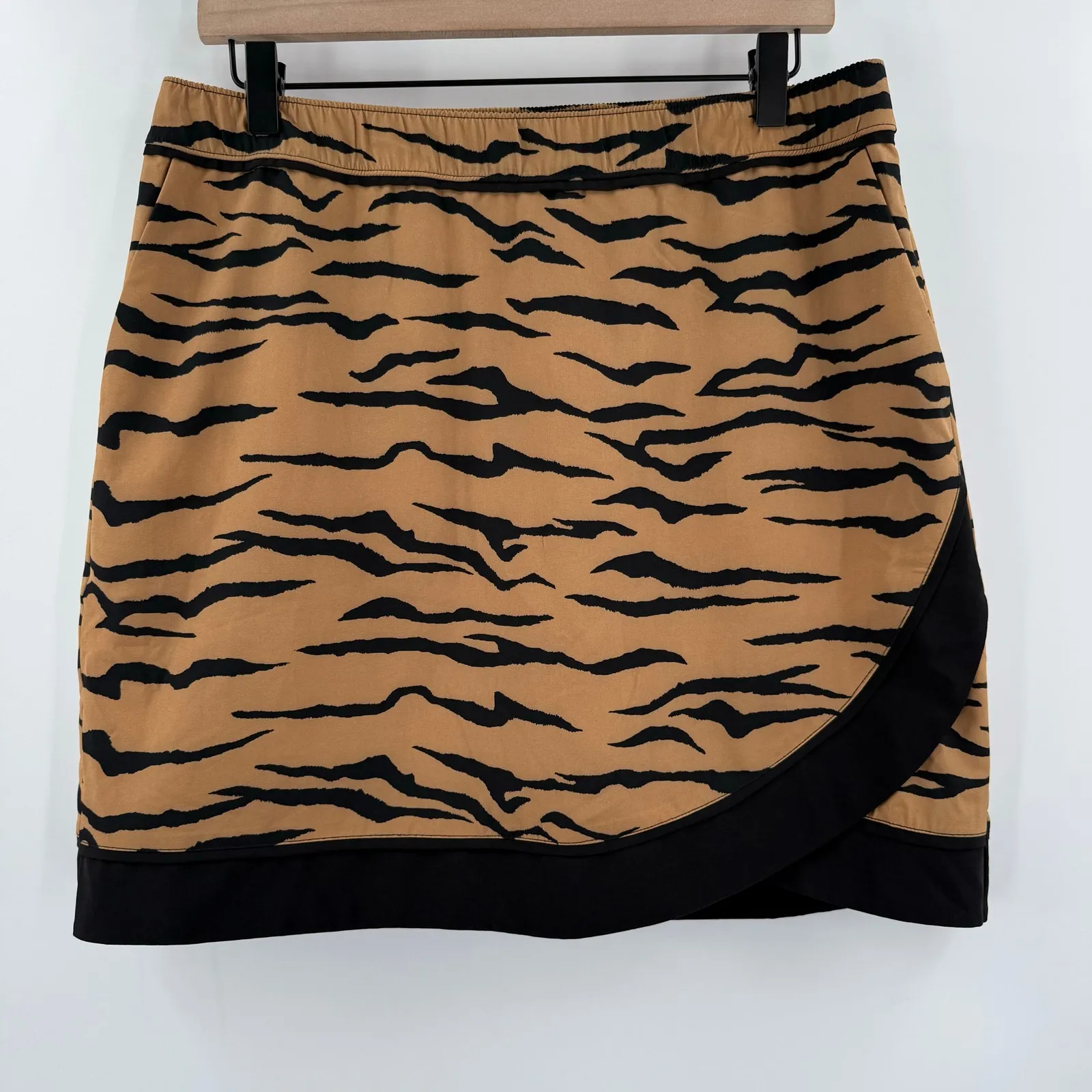 Chico's Zenergy Skort Size 6 UPF Tiger Print Curved Hem Athleisure Golf Travel - Image 9