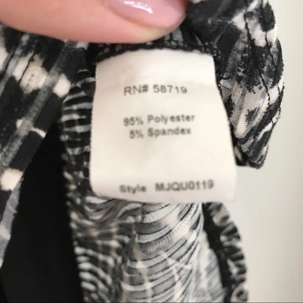 Black & white Sz M Notations two-layer top EUC - Image 4