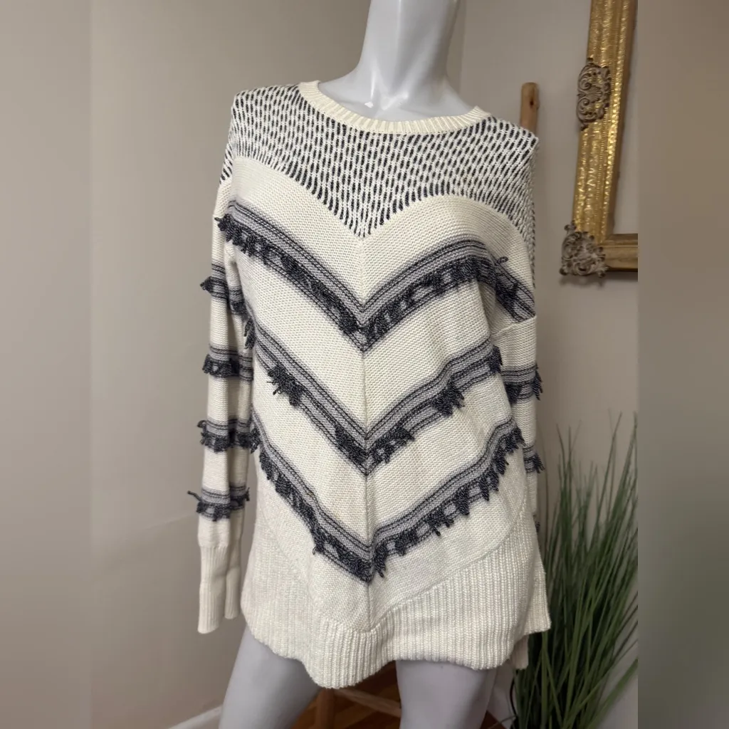 Banana Republic Women's Medium Chevron Fringe Black White Chunky Knit Sweater - Image 4
