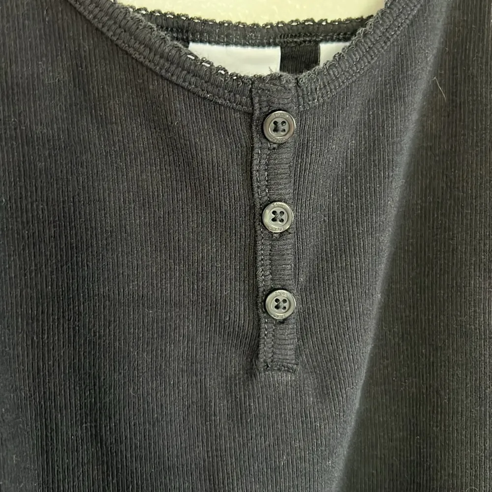 NWT Aritzia Crop Black Henley Tank sz L - Image 5