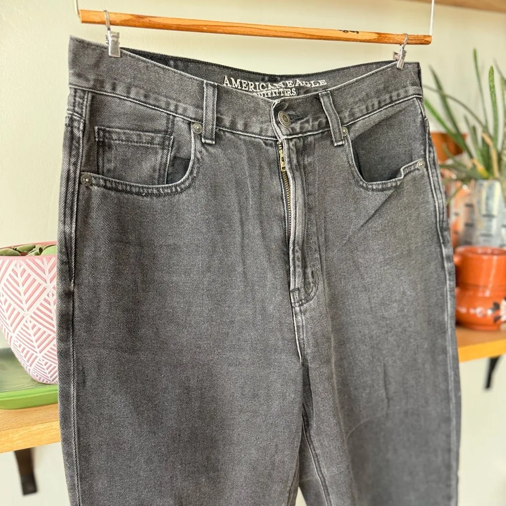 American Eagle Faded Black High Rise Mom Jean Straight Leg Raw Hem Size 6 - Image 7