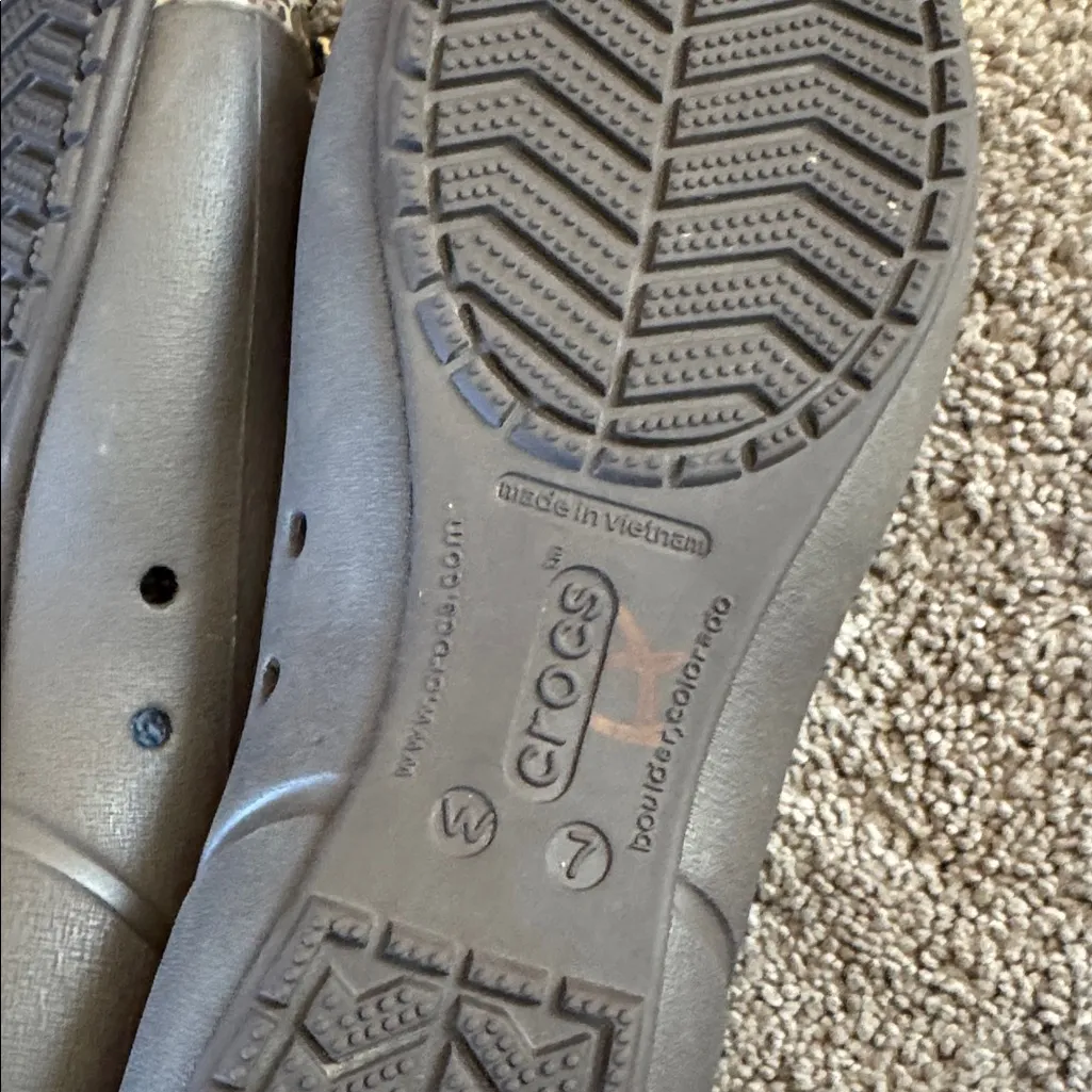 Crocs Brown/Tan Animal Print Cap Toe Flats SIZE 7 - Image 5