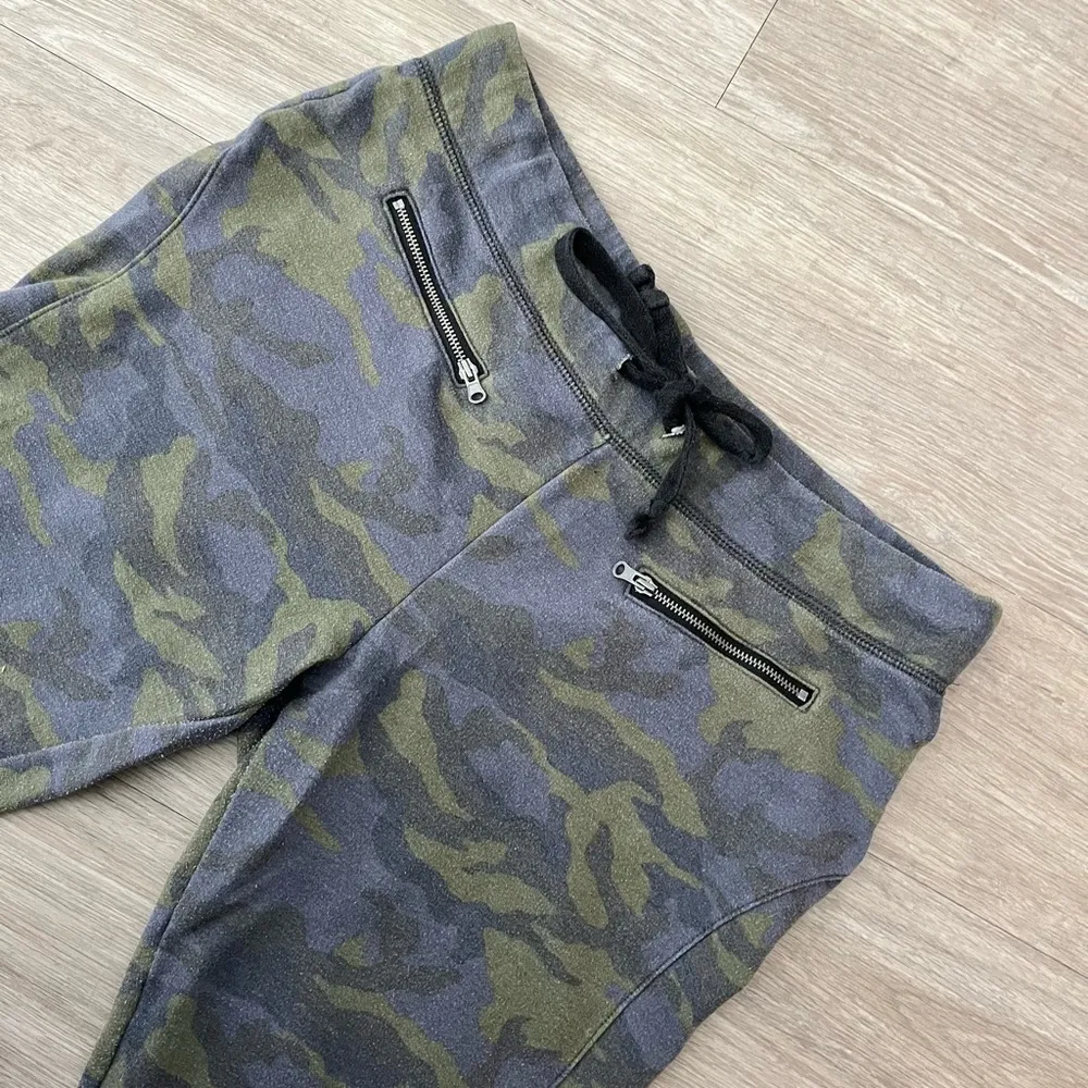 American Eagle Outfitters Vintage Camo Cropped Fleece Jogger Size Medium - Image 5