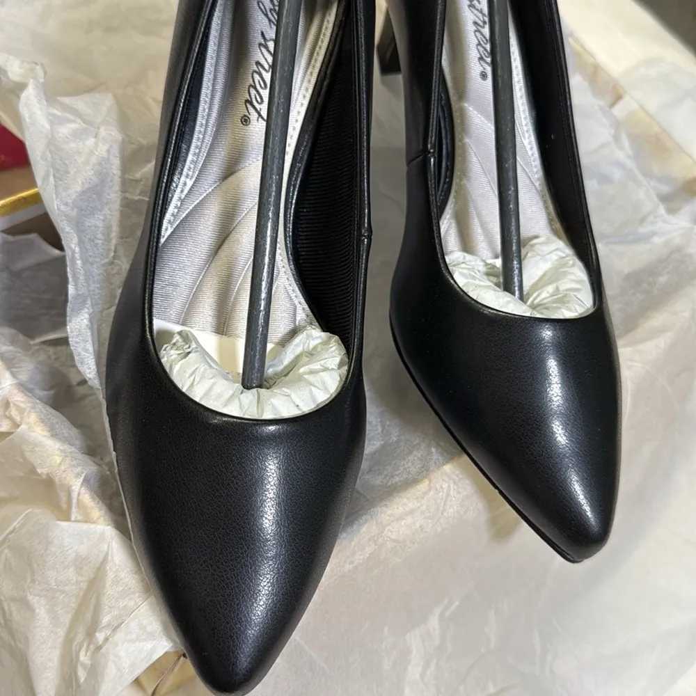 Easy Street Women’s Pointe Double Wide Pump- Size 6 - Image 10