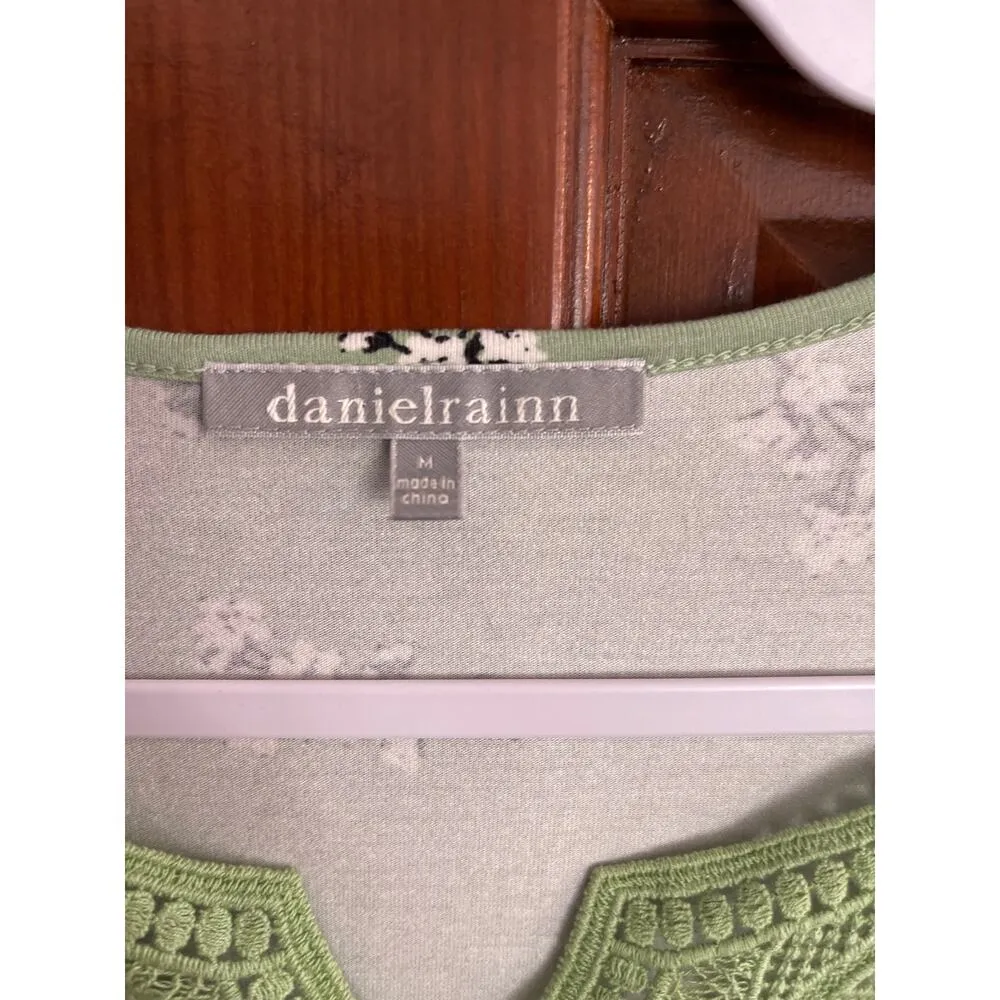 Daniel Rainn embroidered V-neck size medium - Image 3