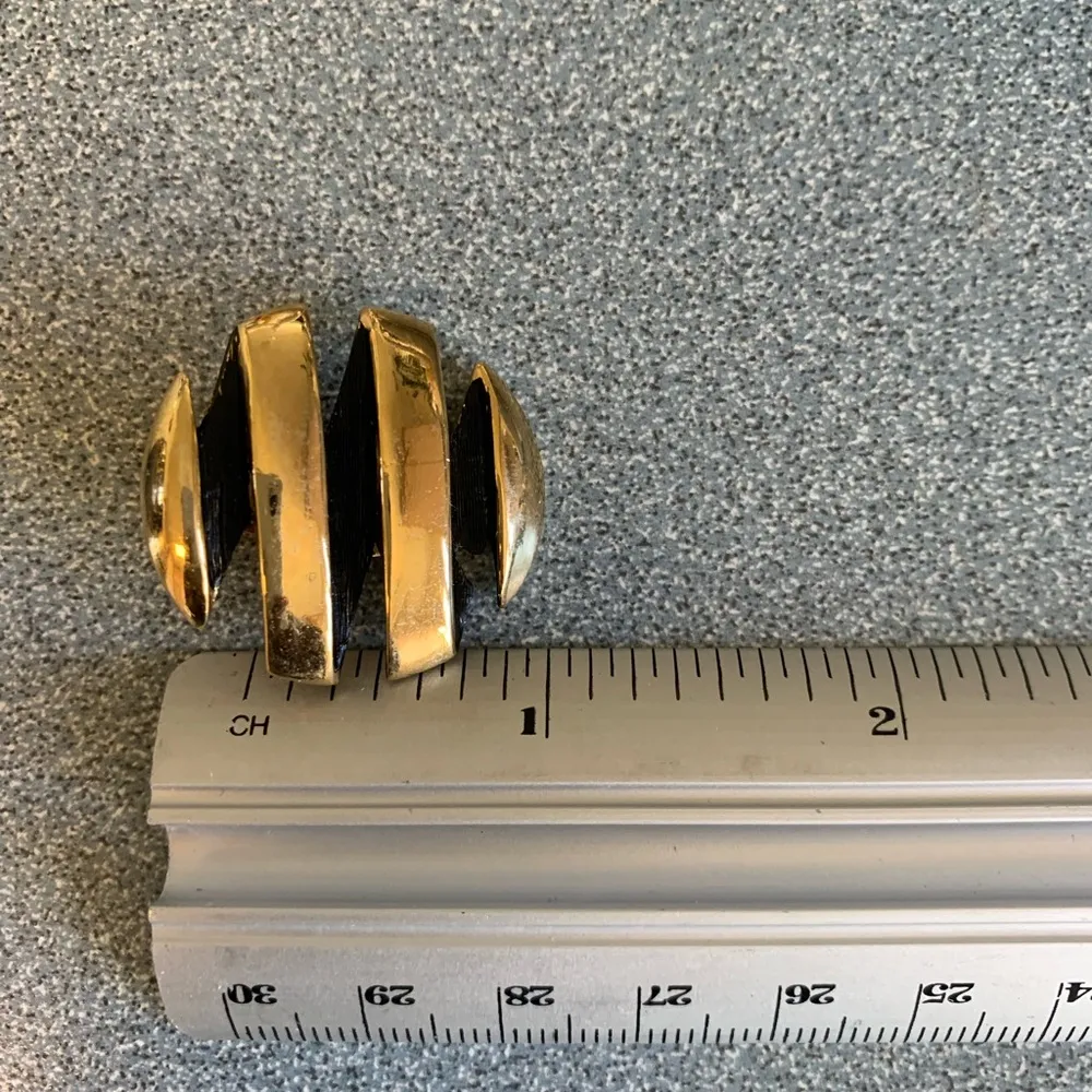 VINTAGE• circular with deep groove• Black & Gold tone clip on earrings - Image 4