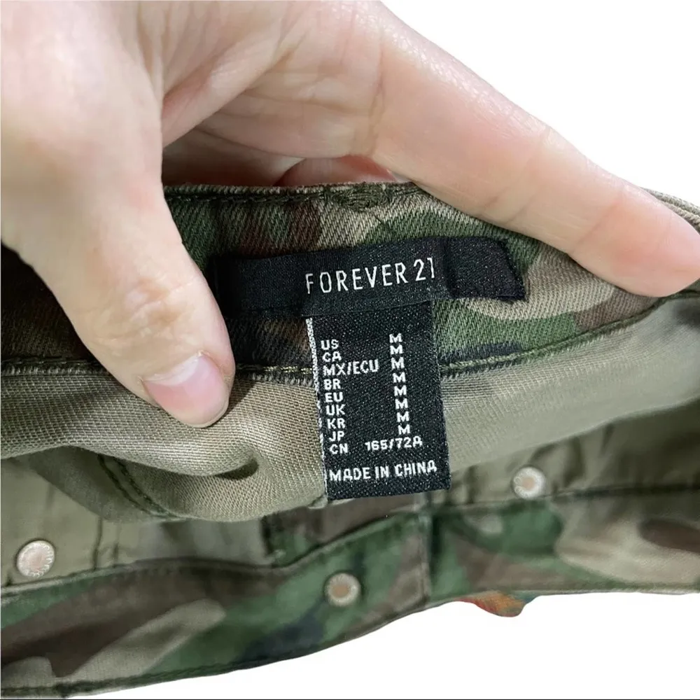 Forever 21 Camo Denim Mini frayed hem Skirt Medium - Image 9