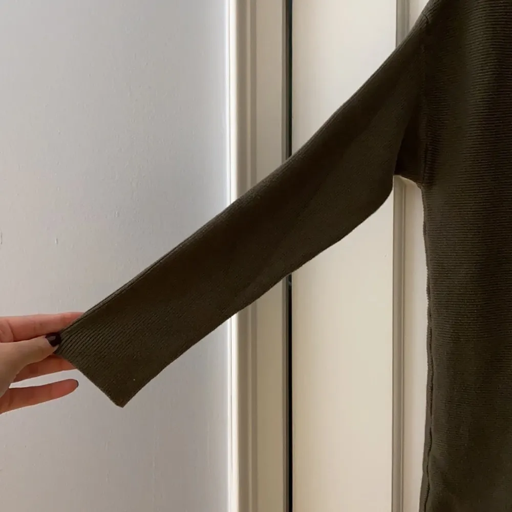 Lightly used seek the label sweater size small - Image 3