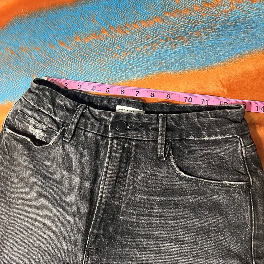 Good American Good Mom Jeans 2/26 black distressed hem high waist straight - Image 13