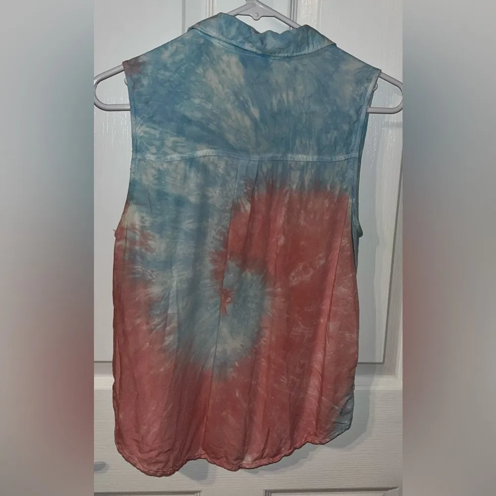 SO Tie Dye Button Up Wing Collared Shirt - Image 4