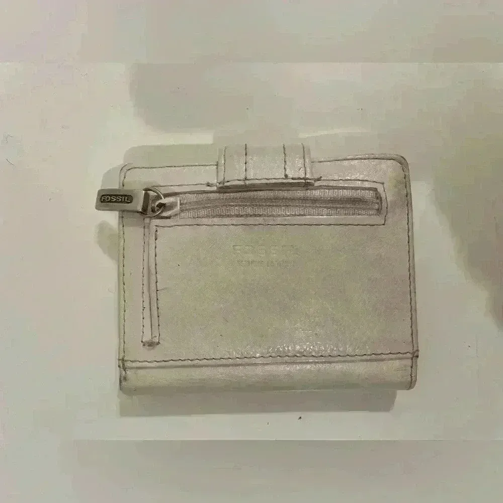 Fossil Women’s 
Logan Mini Multifunction Leather White‎ Wallet - Image 4