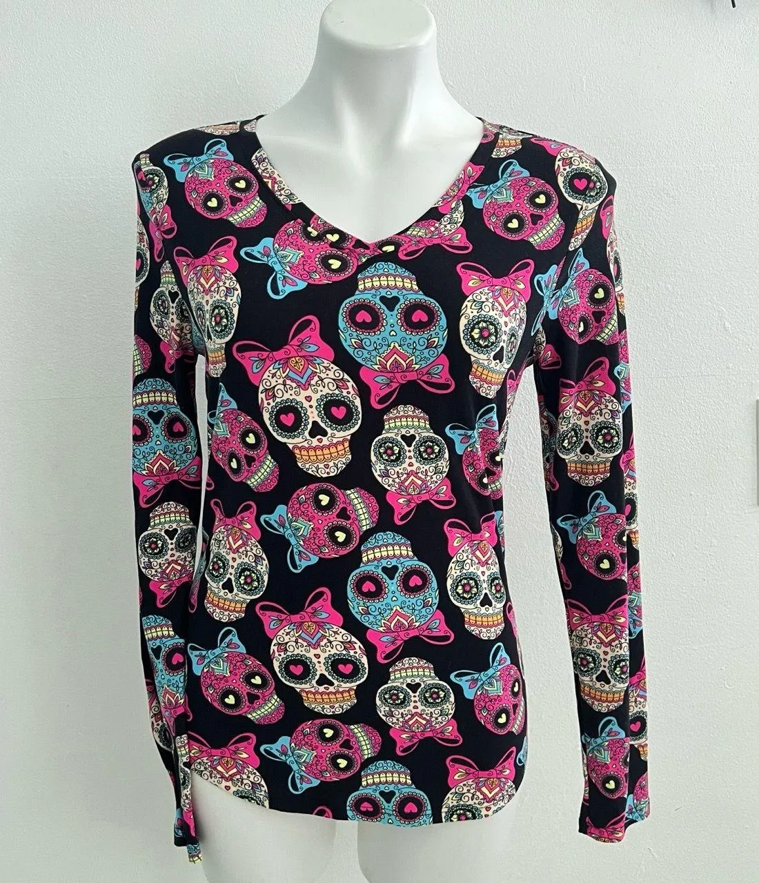 No Boundaries Black Multi-Color Skulls Bows V-Neck Long Sleeve T-Shirt Small - Image 2