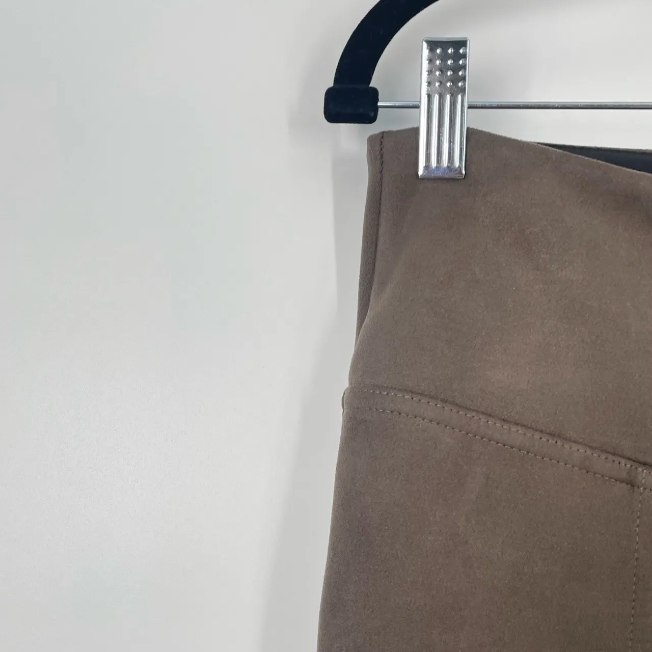 Andrew Marc Women's Taupe Super Soft Stretch Faux Suede Pull On Pants Size Small - Image 7