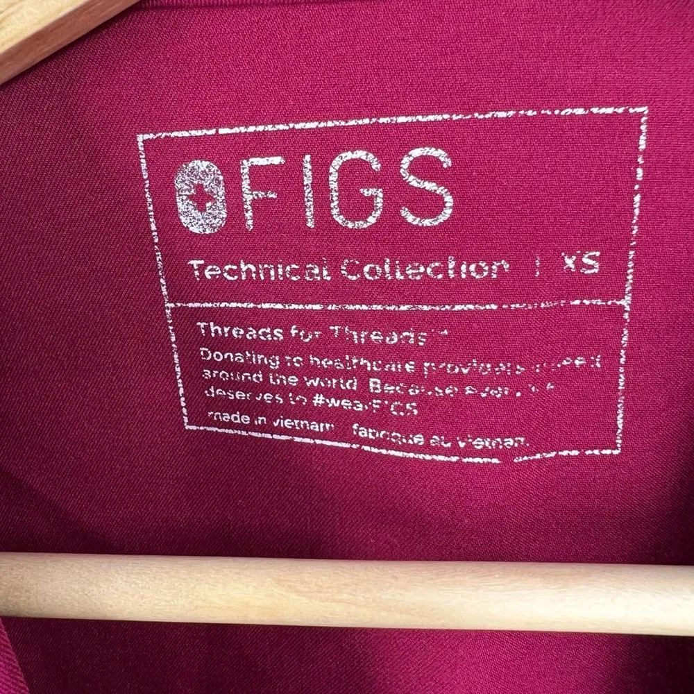 FIGS Scrub Top Dark Pink V-Neck Pockets Casma Short Sleeve Size Extra Small - Image 4