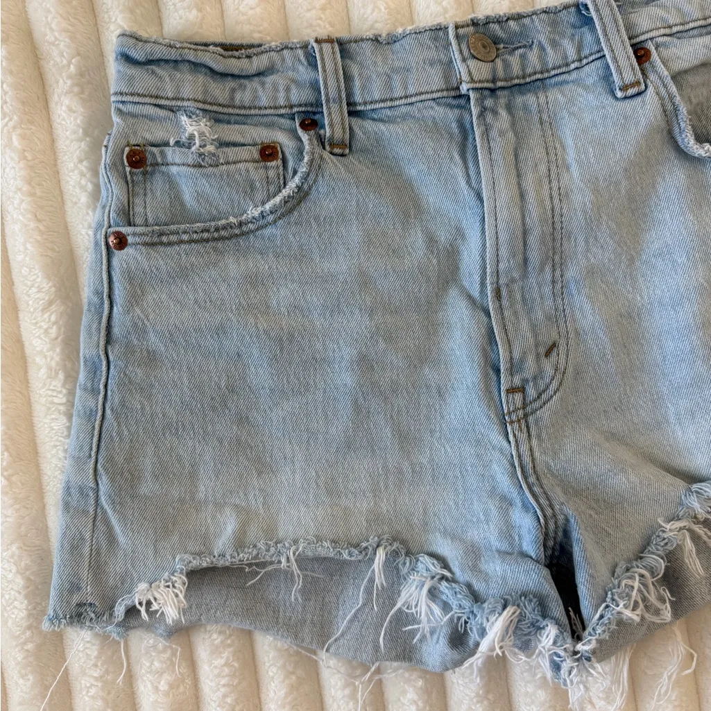 Abercrombie & Fitch Mom Shorts High Rise Light Wash - Image 2