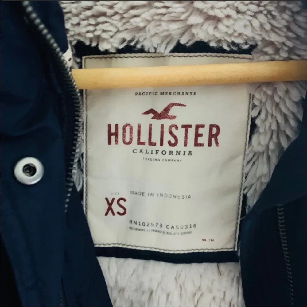 Hollister Navy Blue puffer jacket - Image 7