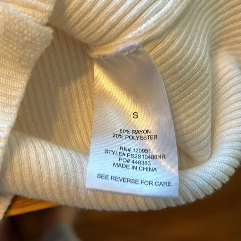 White short sleeve V Neck sweater - Image 3